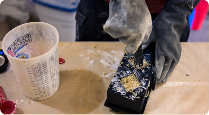 Mixing flax-based material in a mould